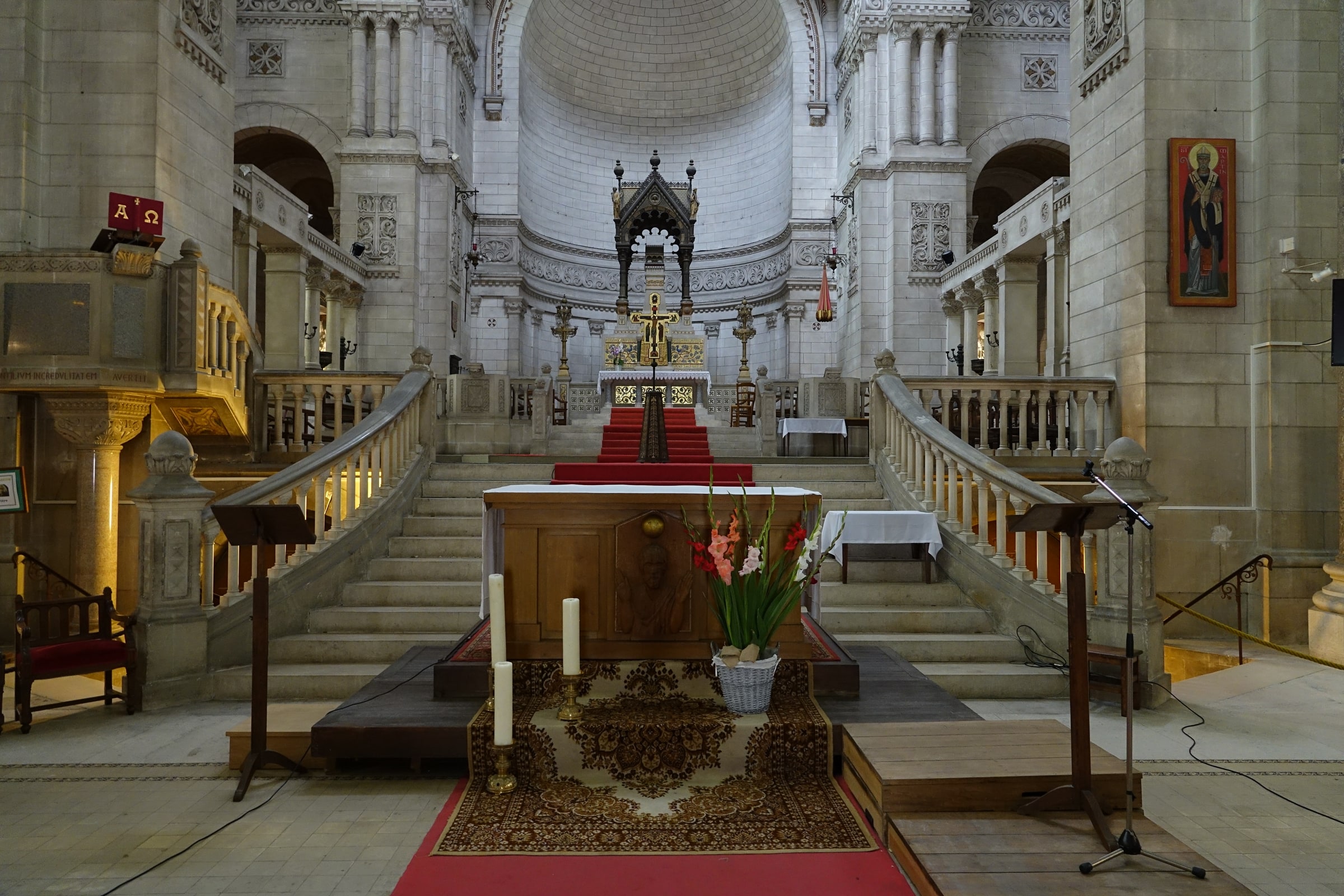 The sanctuary and elevated choir of the Basilica of St. Martin in Tours.